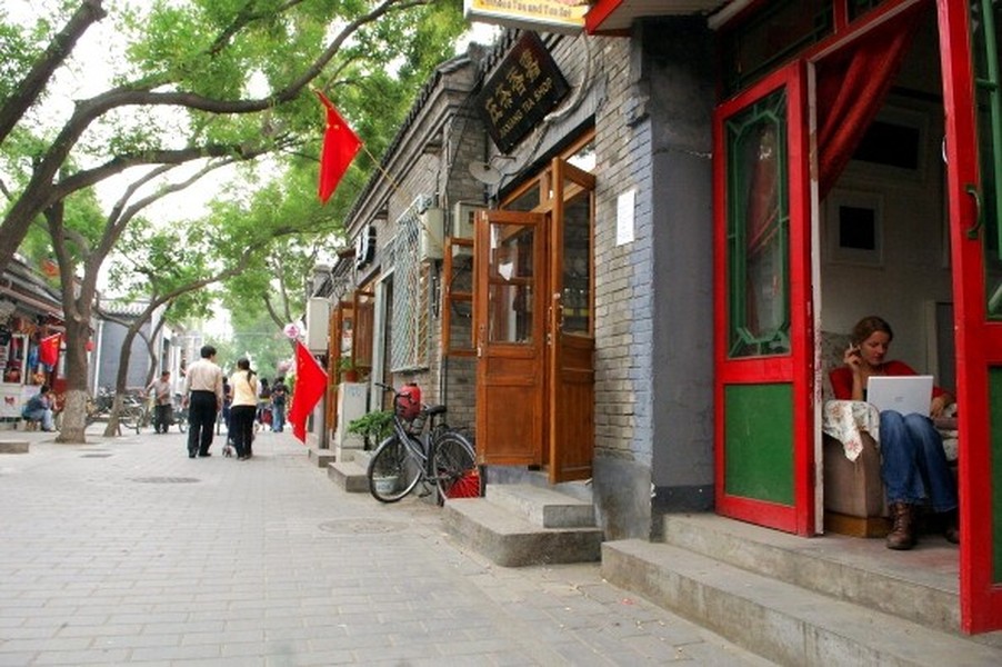 Khu  phố cổ ở Bắc Kinh (hutong) từ lâu đã nổi tiếng với nét quyến rũ và cổ kính. Du khách gần xa bị thu hút bởi những con đường hẹp, bao quanh là những bức tường cổ, gợi nhớ về triều đại nhà Nguyên thế kỷ 13, thời điểm mà phần lớn những con phố như thế này được hình thành.